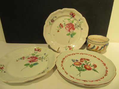 trois assiettes et deux tasses sur la table