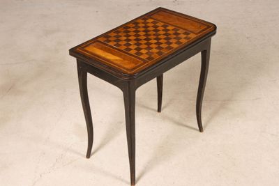 Table à jeux à pieds cambrés, le plateau marqueté d'un damie…