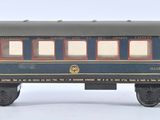 un wagon de train miniature posé sur une surface blanche