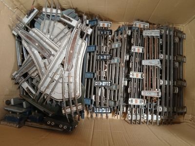 une boîte en carton remplie de pièces métalliques diverses