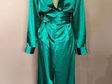 une robe verte sur un mannequin, un mannequin, un mannequin, un mannequin, un mannequin, un mannequin, un mannequin, un mannequin, un mannequin