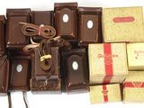 beaucoup de chocolats posés sur une table