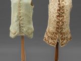 deux mannequins de tailles et de couleurs différentes posés sur un présentoir
