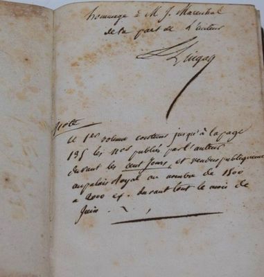 un vieux livre écrit posé sur une table