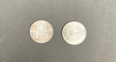deux pièces d'argent posées l'une à côté de l'autre sur une table
