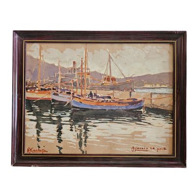 tableau représentant des bateaux dans un port, avec des montagnes en arrière-plan
