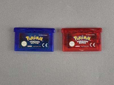 deux jeux Game Boy posés l'un à côté de l'autre sur une table