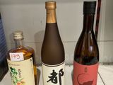 trois bouteilles de vin posées les unes à côté des autres sur un comptoir
