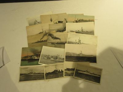 beaucoup de vieilles photos de bateaux sur la table