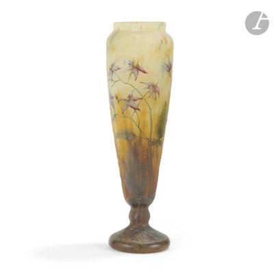 un vase en verre orné de fleurs peintes sur fond blanc