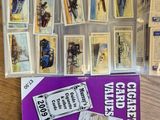 une boîte de timbres posée sur une table
