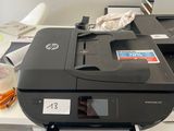 une imprimante posée sur un bureau
