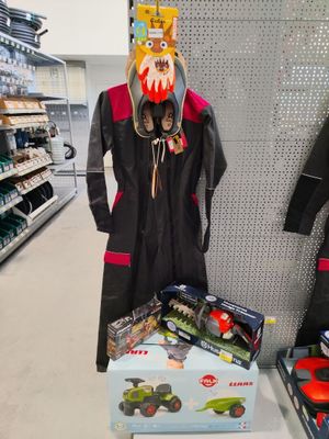un présentoir de jouets dans un magasin sur lequel est posé un masque de monstre