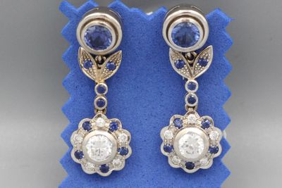 une photo d'une paire de boucles d'oreilles en saphir et diamant