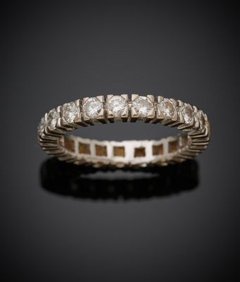 une bague d'éternité en or blanc et diamants