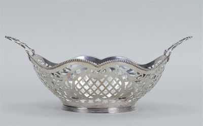 un bol en argent orné d'un motif décoratif sur le bord