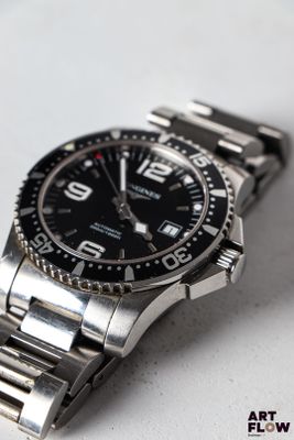gros plan d'une montre sur une surface blanche