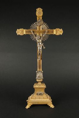une croix en or surmontée d'un crucifix