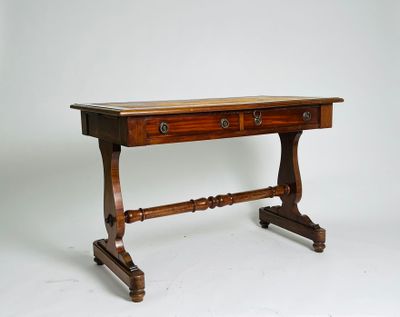 Bureau en bois de placage ouvrant à 2 tiroirs en ceinture et…