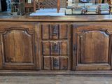 une grande armoire en bois surmontée d'un miroir