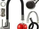 un gros plan d'un robinet de cuisine avec une pomme rouge