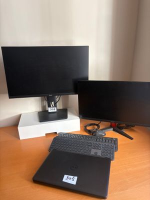 deux écrans et un ordinateur portable posés côte à côte sur un bureau