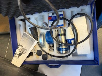 une boîte bleue contenant tout un tas d'objets