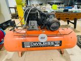un compresseur d'air orange posé sur une table dans une pièce