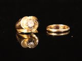 deux bagues en or serties de diamants sur un fond noir