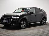 L'Audi Q4 est garée dans un showroom dont le sol est recouvert d'un motif à damier.