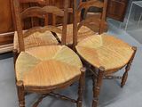 une paire de chaises en bois avec des assises en osier dans une pièce