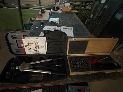 une mallette contenant des outils, posée sur une table