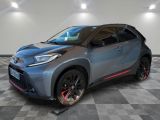 Une Toyota C-HR grise est garée sur un sol à damier