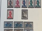 une image d'une collection de timbres sur une table