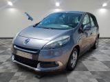 la photo d'une voiture argentée garée dans un garage