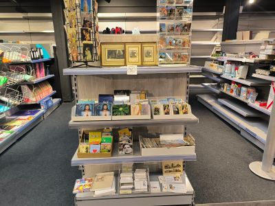 de nombreuses étagères dans le magasin sur lesquelles sont disposés des livres