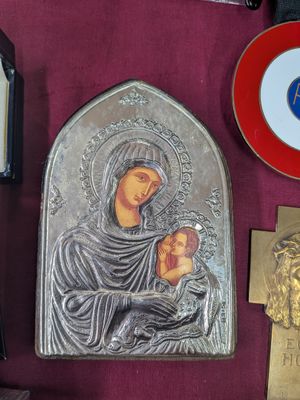 une image montrant un ensemble d'objets religieux posés sur une table