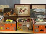 une table sur laquelle se trouvent de nombreuses boîtes et des images