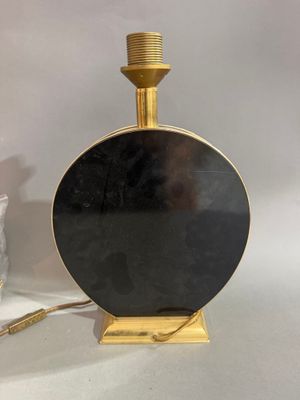 une photo d'une lampe de table noire et dorée
