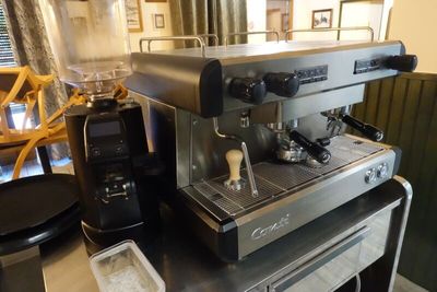 une machine à café posée sur une table