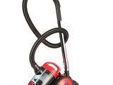 gros plan d'un aspirateur rouge et noir sur fond blanc