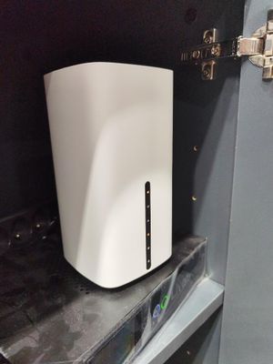 une photo d'un petit appareil blanc posé sur une étagère