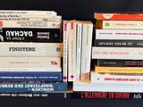 plusieurs livres empilés sur une table