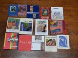 plusieurs livres posés sur une table, devant laquelle se trouve un parquet