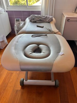 deux tables de massage dans une pièce dotée d'une fenêtre