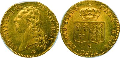 une pièce souveraine en or surmontée d'une couronne