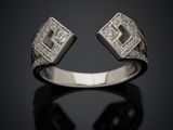 une bague en or blanc sertie d'un diamant au centre