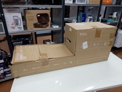 des cartons sont empilés les uns sur les autres sur une table dans un magasin