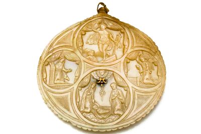 une image représentant une décoration de Noël blanche et dorée sur fond blanc