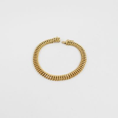 un bracelet en chaîne en or sur fond blanc